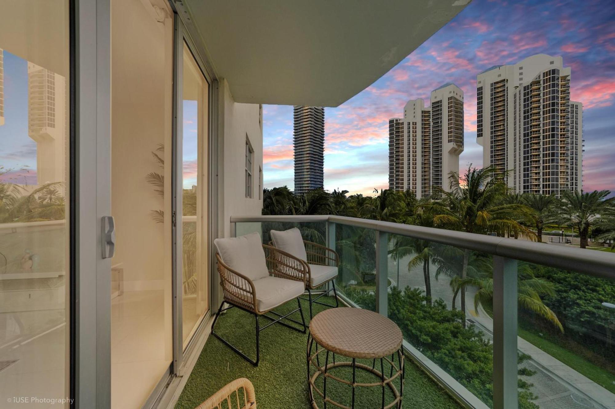 Sunny Isles Beachfront Oasis, Modern & Spacious Apartamento Exterior foto